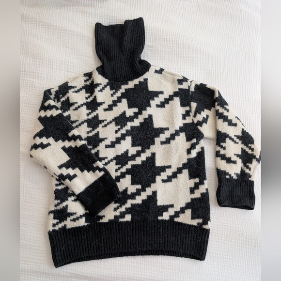 H&M Jacquard Knit Black And White Oversized Turtleneck Sweater - Picture 2 of 6
